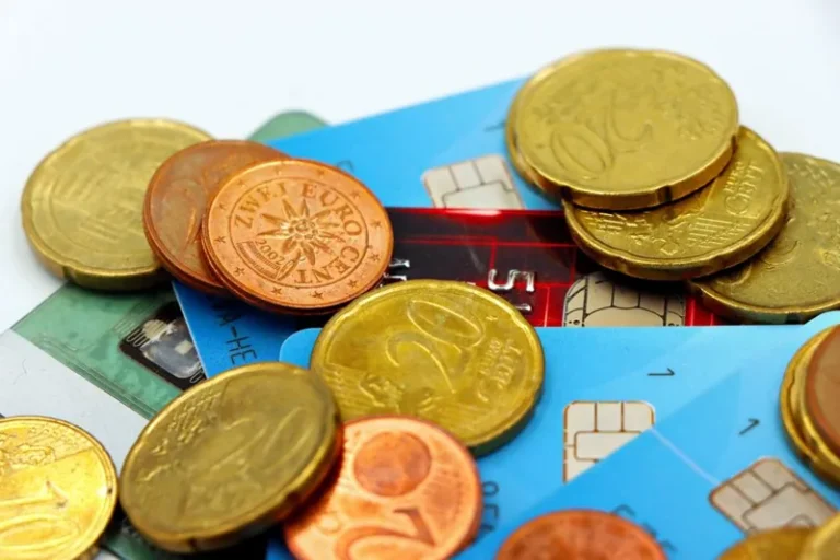 Travel Credit Card vs Cash Back: Which Rewards More in 2026?